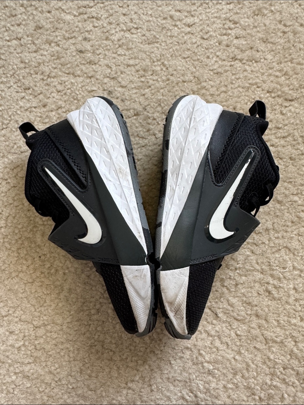 Nike Kids Black and White Team Hustle D 12 basketball shoes with strap - size 13 - Picture 4 of 10